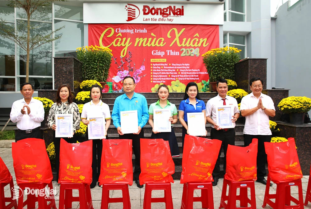 Báo Đồng Nai tiếp tục trao 110 phần quà Cây mùa xuân tại Biên Hòa