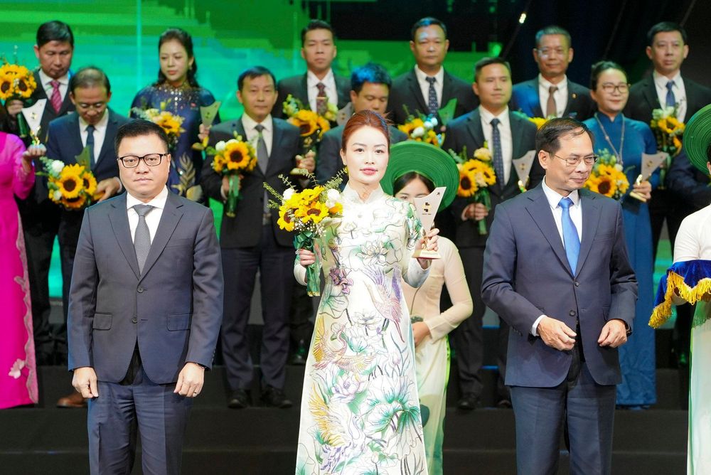 Bà Nguyễn Thị Thanh Tâm – Thành viên HĐQT GC Food  nhận chứng nhận Thương hiệu quốc gia Việt Nam từ Phó Thủ tướng Bùi Thanh Sơn tại lễ công bố.