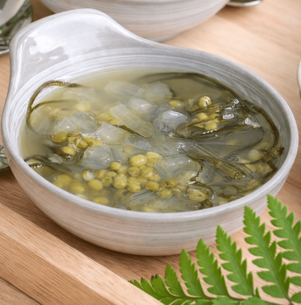 Chè đậu xanh nha đam phổ tai là món tráng miệng được yêu thích trong những ngày hè nhờ khả năng giải nhiệt hiệu quả.