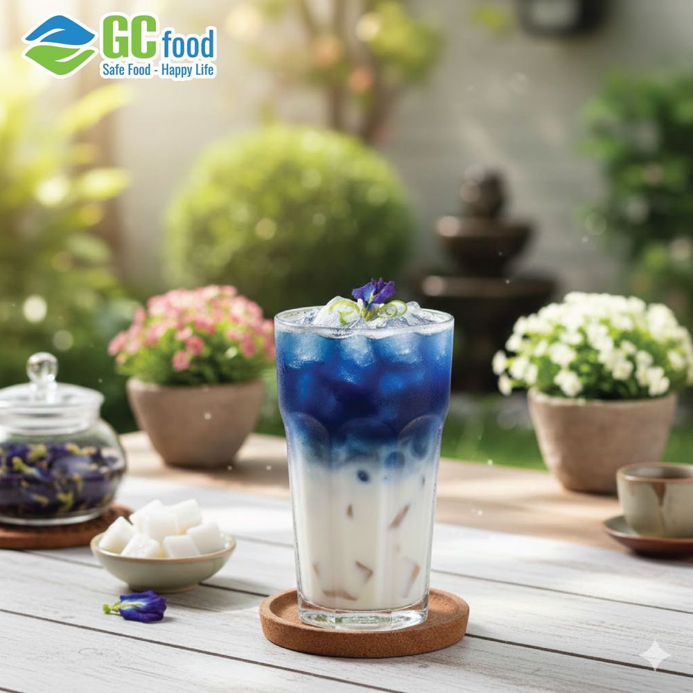 Butterfly pea flower milk tea with coconut jelly features a natural blue-purple color that is visually appealing and attractive.
