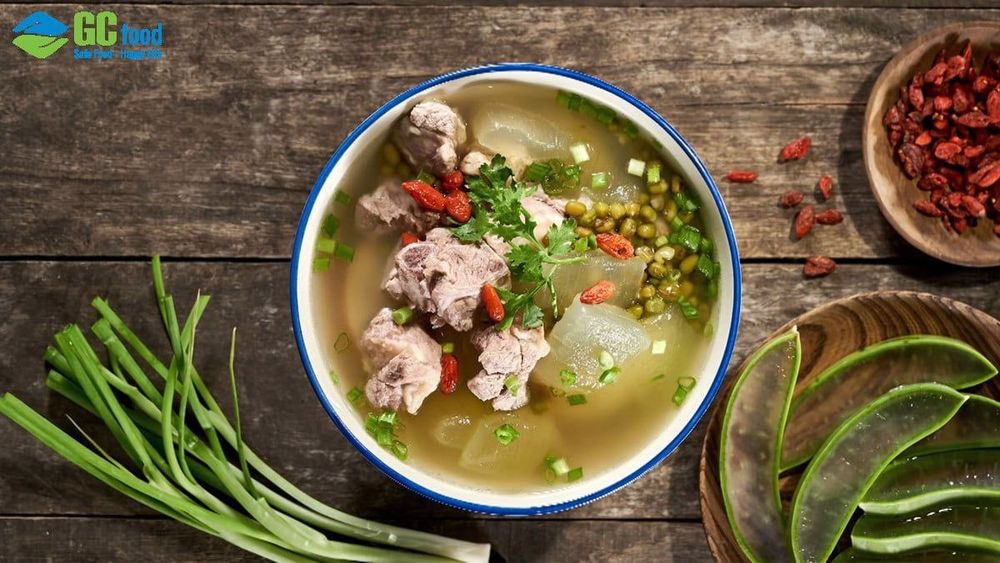 Bát canh nha đam nấu sườn ngọt thanh và giòn mát.