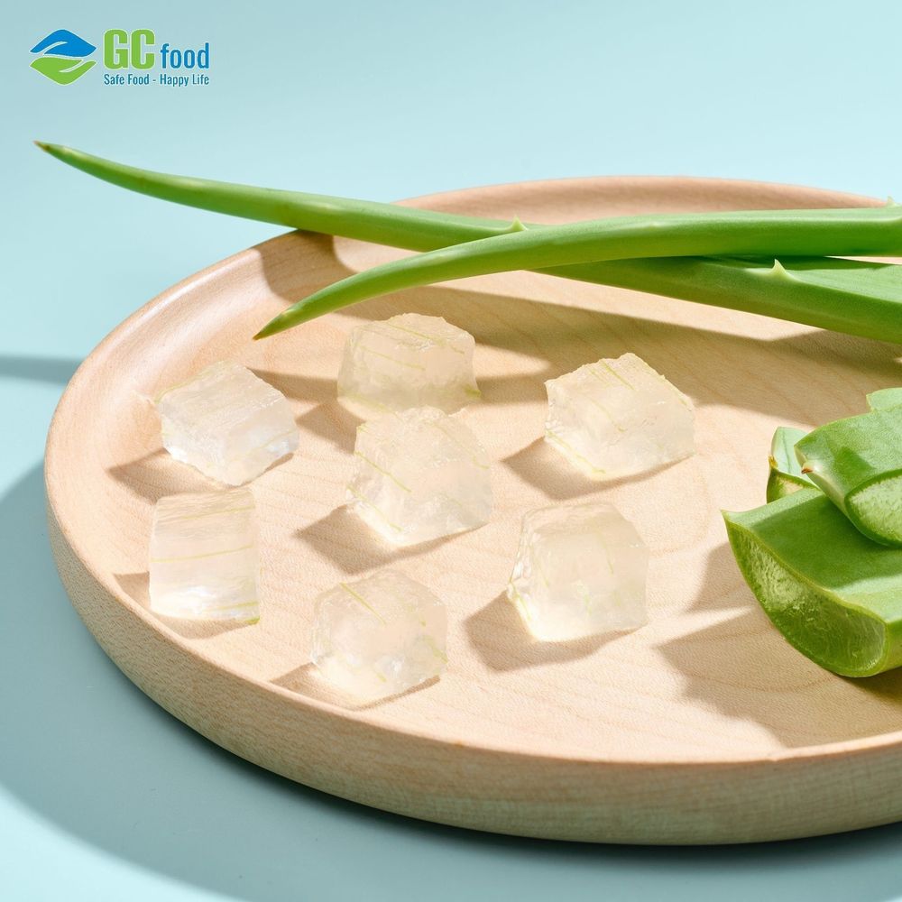 Cut the aloe vera into small cubes to use as a topping in aloe vera milk tea.