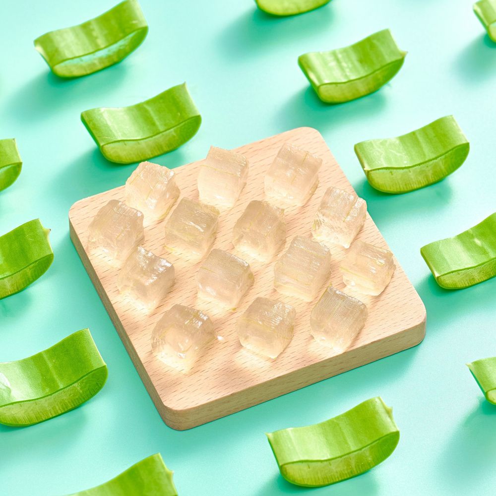 Cách làm nha đam đường phèn ngon là cần cắt nha đam thành hạt lựu và ngâm trong nước đá được giòn hơn.