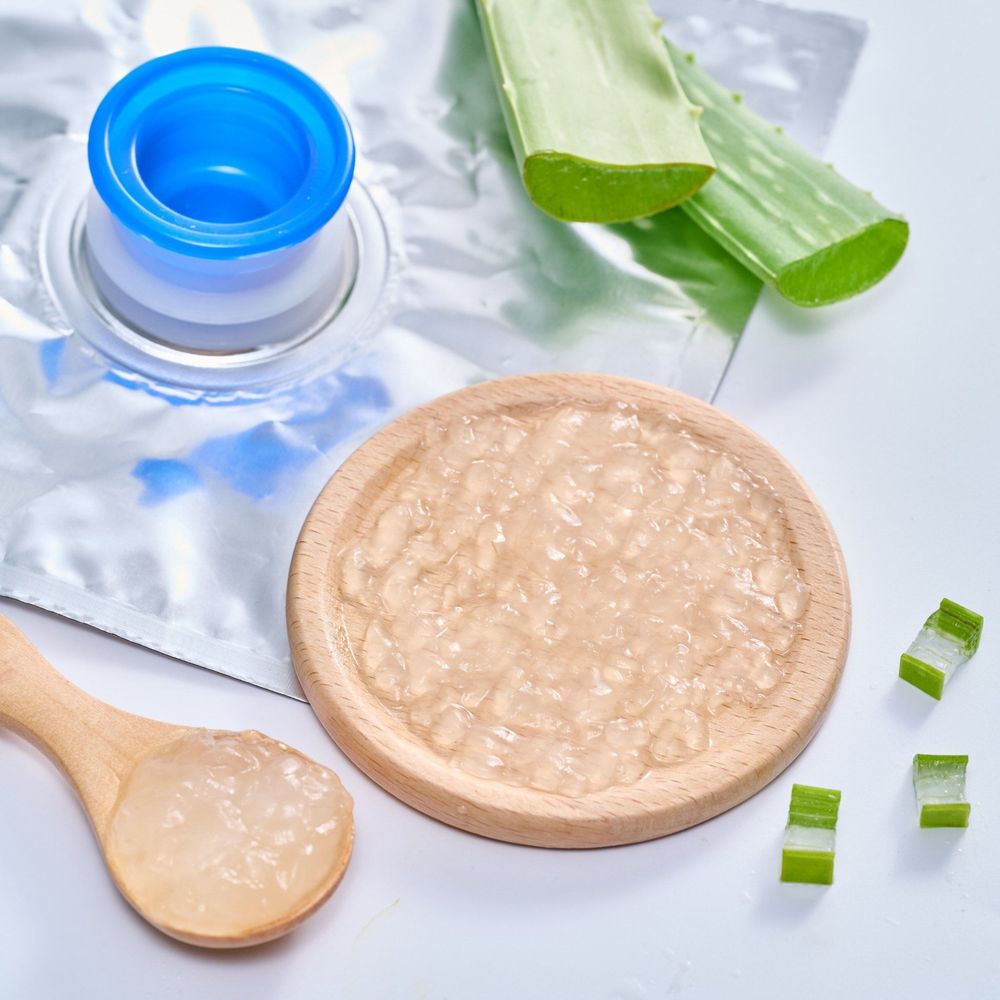 Aloe vera gel and honey are two healthy ingredients that can be combined in many different drinks.
