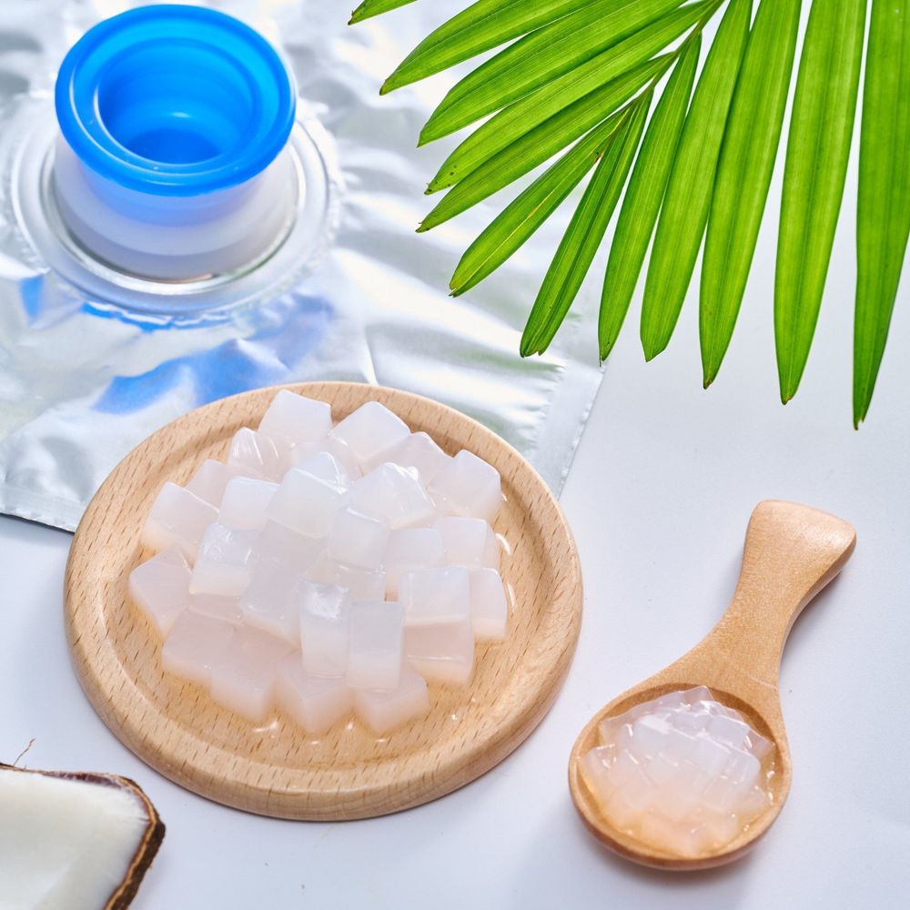 Pandan jelly coconut dessert requires a few simple ingredients such as coconut jelly, pandan leaves and nata de coco