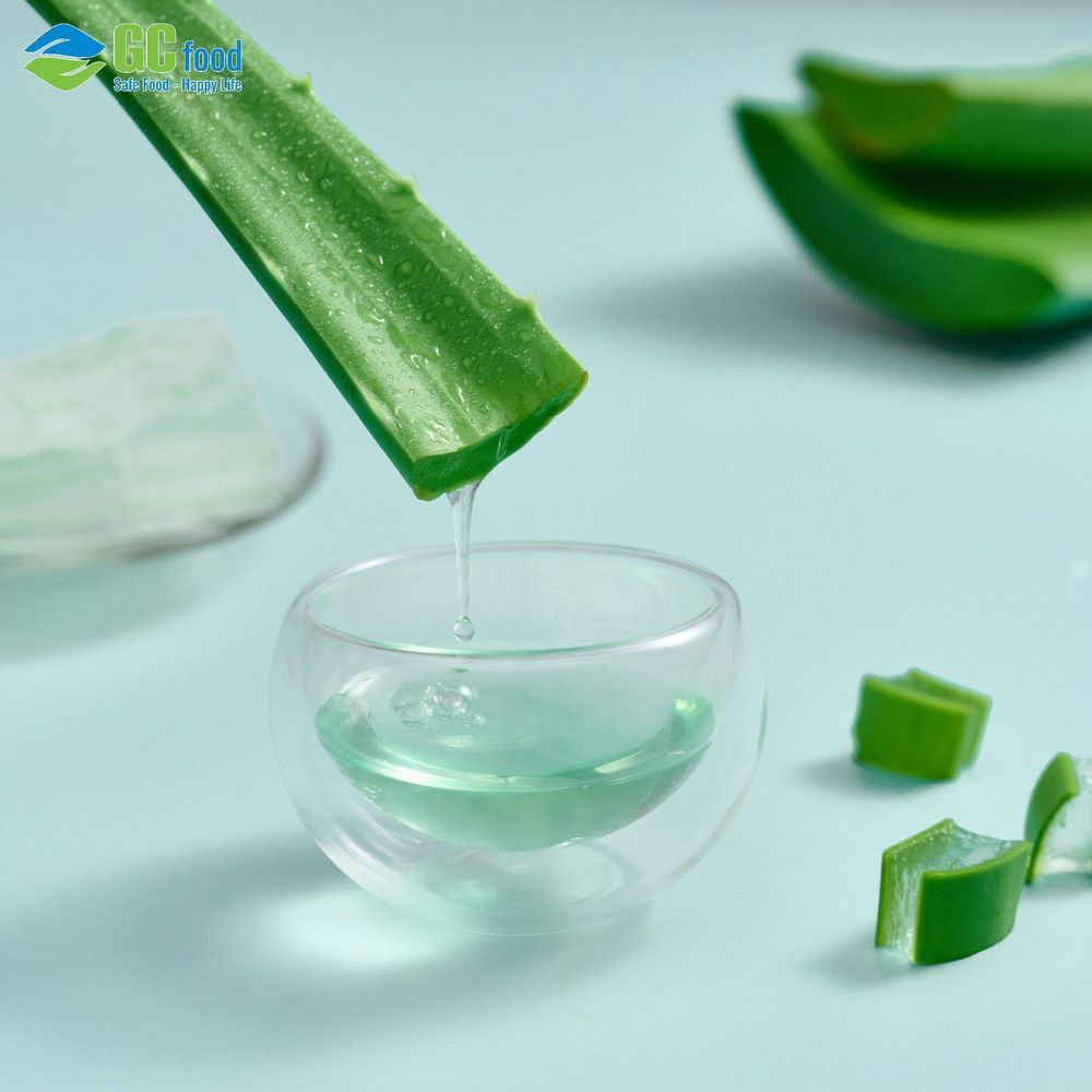 Natural Aloe Vera gel is packed with natural compounds that help soothe and reduce inflammation in acne-prone skin.