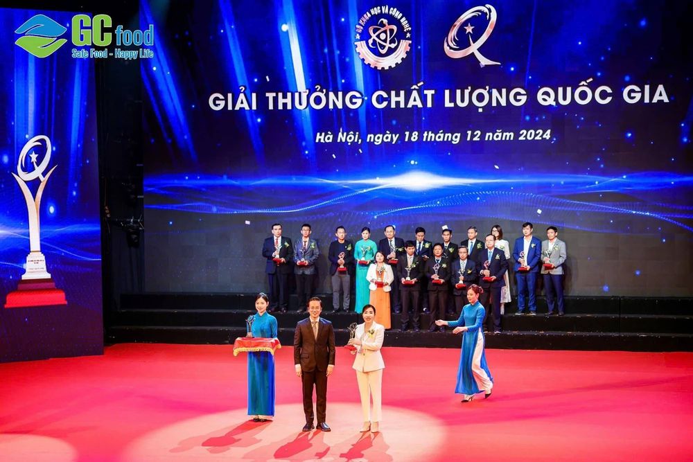 Đại diện Công ty Cổ phần Thực phẩm GC Food nhận Giải thưởng Chất lượng Quốc gia.