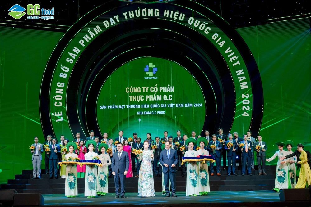 Đại diện doanh nghiệp GC Food nhận giải thưởng Thương hiệu Quốc gia 2024.