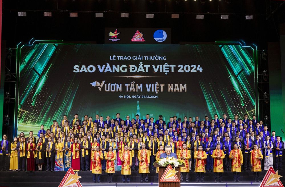 Phó Thủ tướng Thường trực Nguyễn Hoà Bình trao giải cho doanh nghiệp tại buổi lễ.