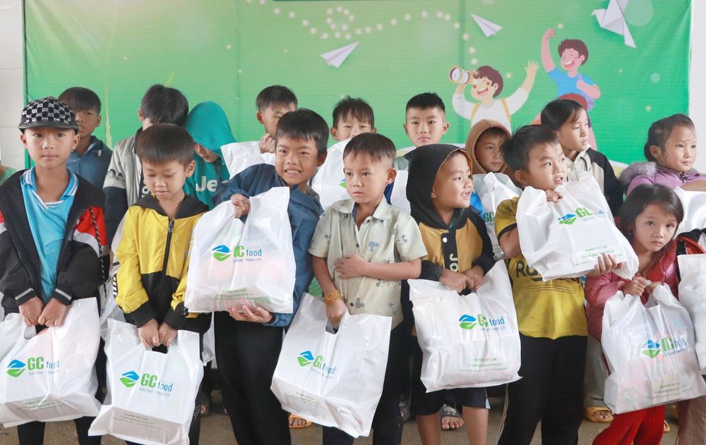 Các em học sinh vui mừng khi nhận được những phần quà ý nghĩa từ chương trình.