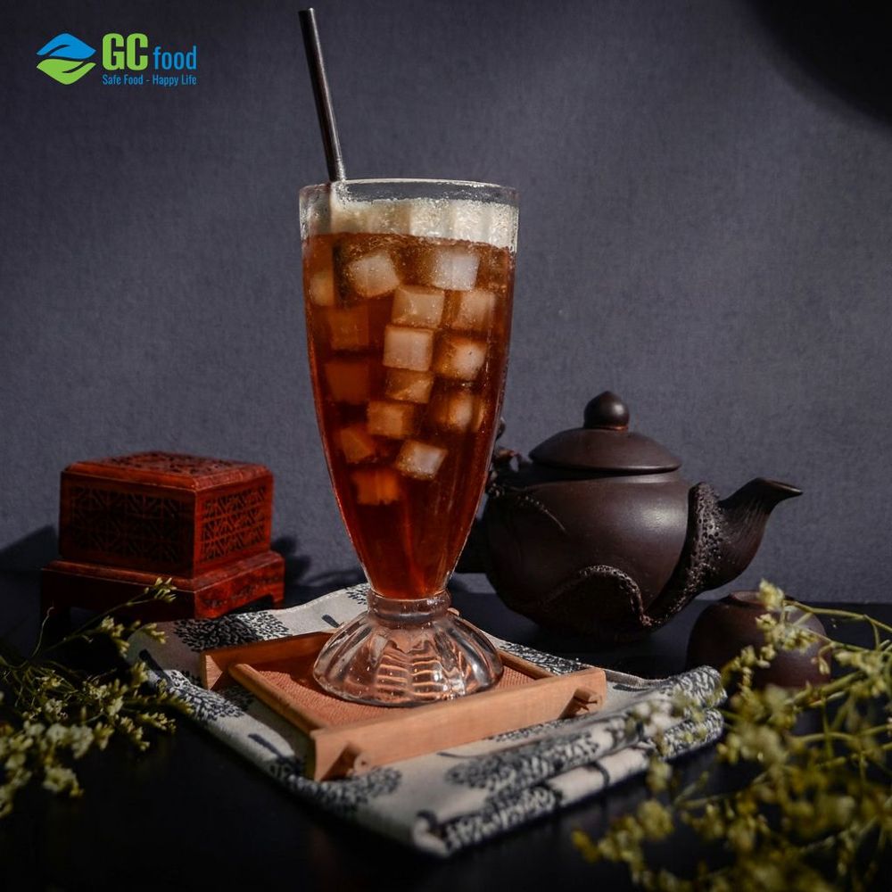 Ly hồng trà sủi bọt ăn kèm topping thạch dừa GC Food giòn mát hấp dẫn mọi thực khách.