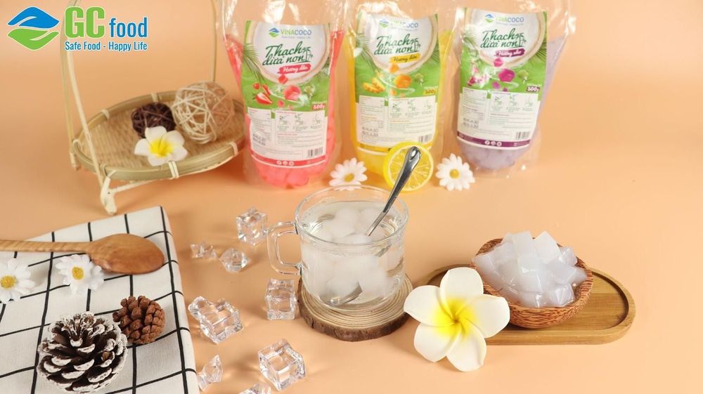 Adding toppings at the right time helps the black bean sweet soup with nata de coco achieve its full flavor.