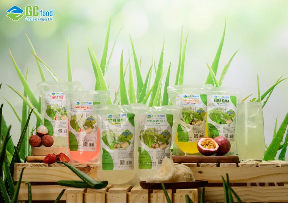 Bạn thêm topping nha đam vào sau cùng để tăng sức hấp dẫn cho ly trà chanh.