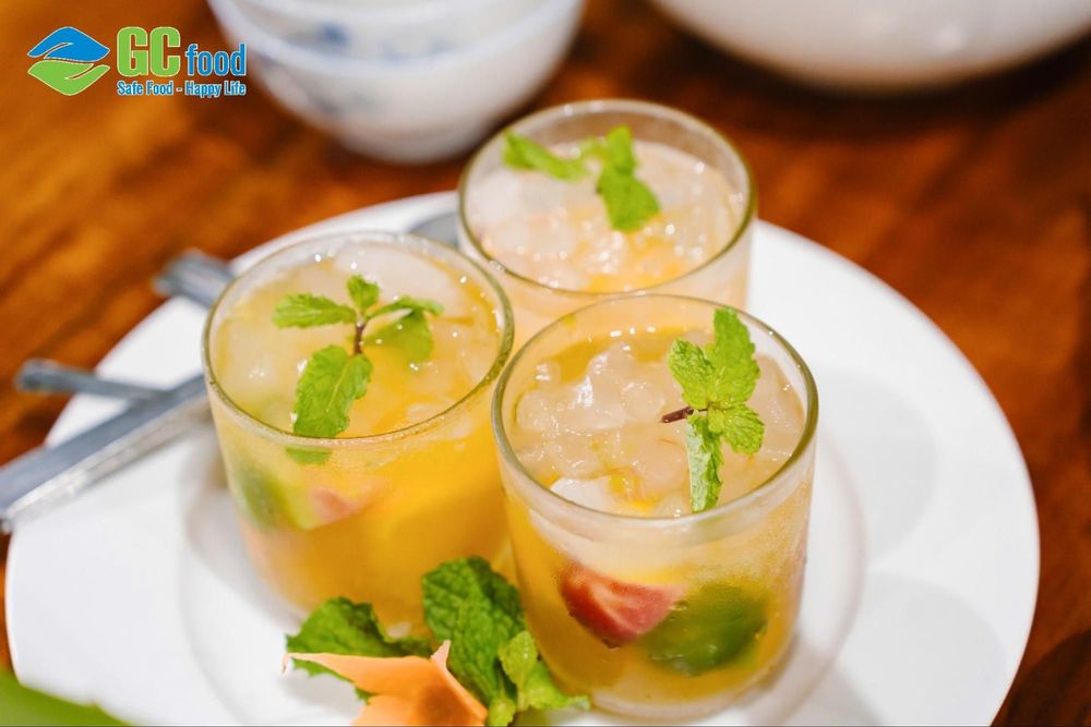 Thưởng thức một ly trà giải nhiệt là cách tuyệt vời để trả lời cho câu hỏi nha đam làm món gì vừa ngon, vừa hỗ trợ xua đi cái nắng trong những ngày trời oi ả.