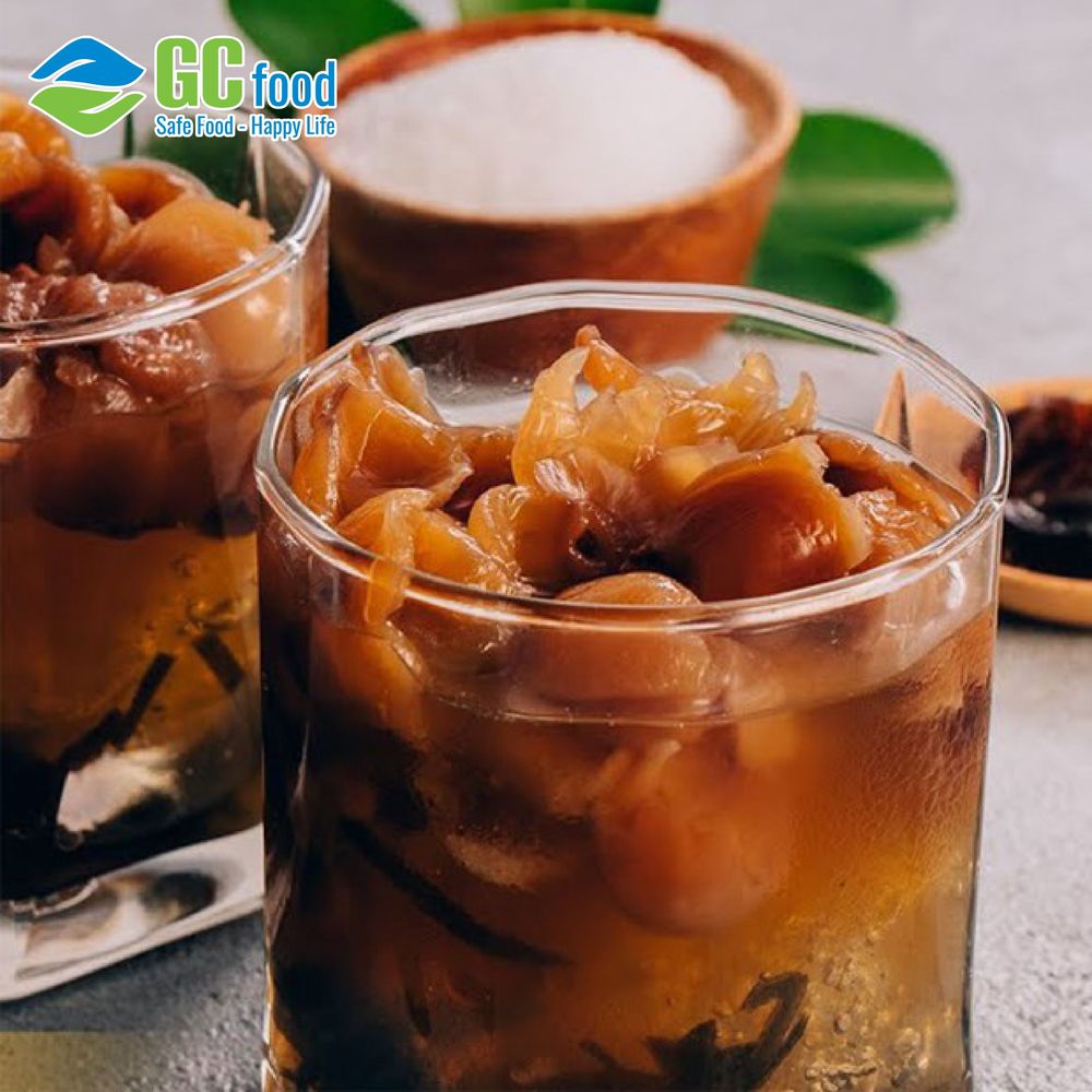 Longan dessert soup with dried longan, seaweed, and coconut jelly is made from simple ingredients, is very easy to cook, yet offers a wonderfully fragrant and refreshing taste.