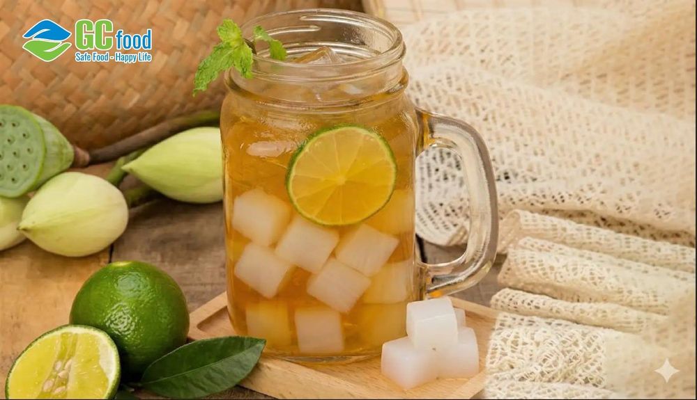 Uống lục trà mật ong thêm topping thạch dừa vào những ngày oi ả giúp giải khát cực đã.