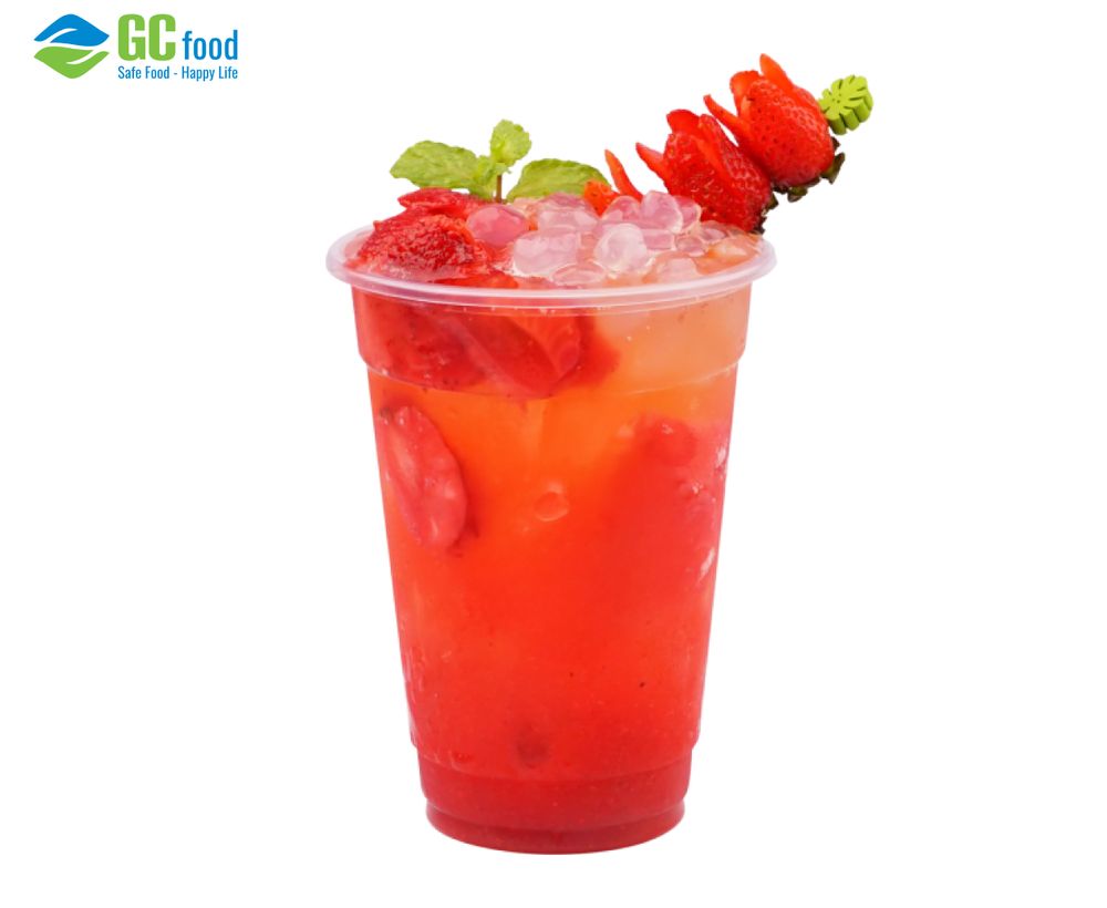 Ly trà dâu thạch dừa thành phẩm có hương vị tươi mát, hấp dẫn.