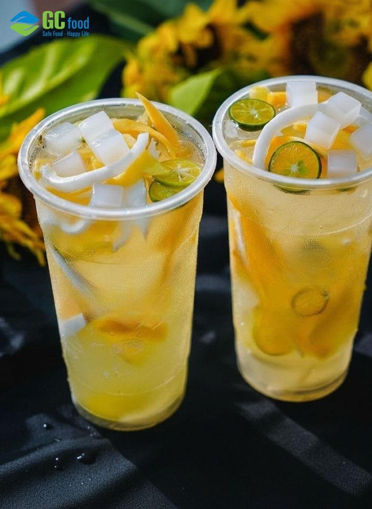 Ly trà dừa tắc kết hợp topping thạch dừa giòn mát, giải nhiệt trong ngày nắng nóng.