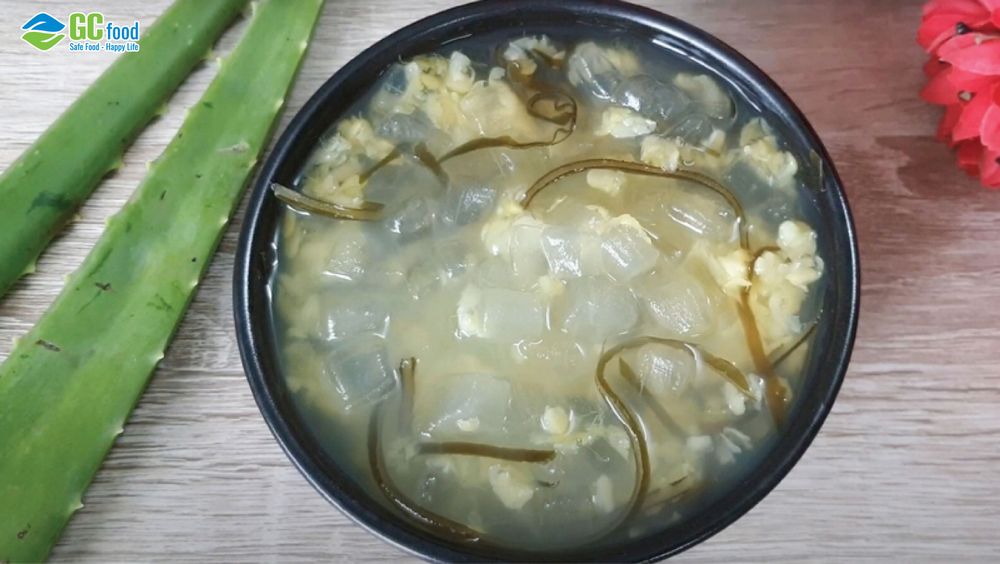 Can pregnant women eat mung bean and aloe vera dessert? Expectant mothers should avoid mung bean and aloe vera dessert during the first three months of pregnancy.