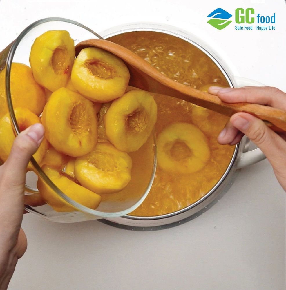 Soaking the peaches in the sugar syrup makes them sweeter and extra chewy.
