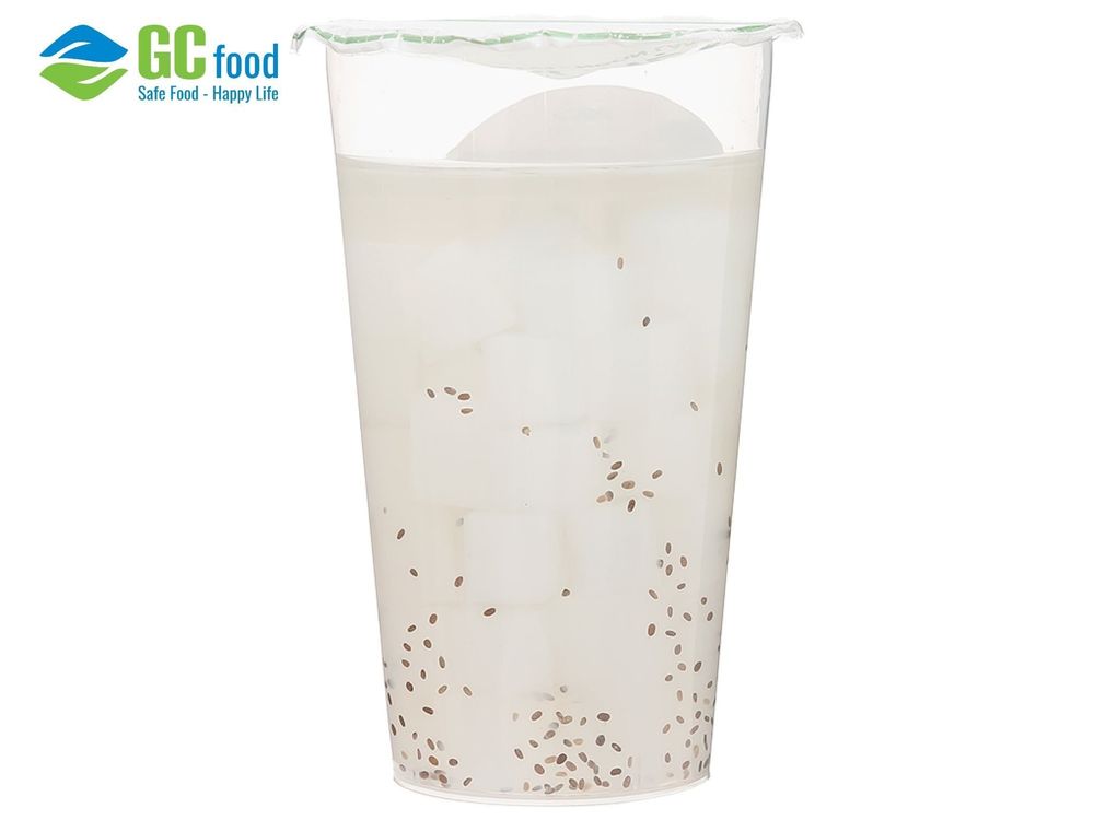 Uống nước dừa thêm topping hạt chia và thạch dừa giúp tạo cảm giác no lâu và hỗ trợ giảm cân
