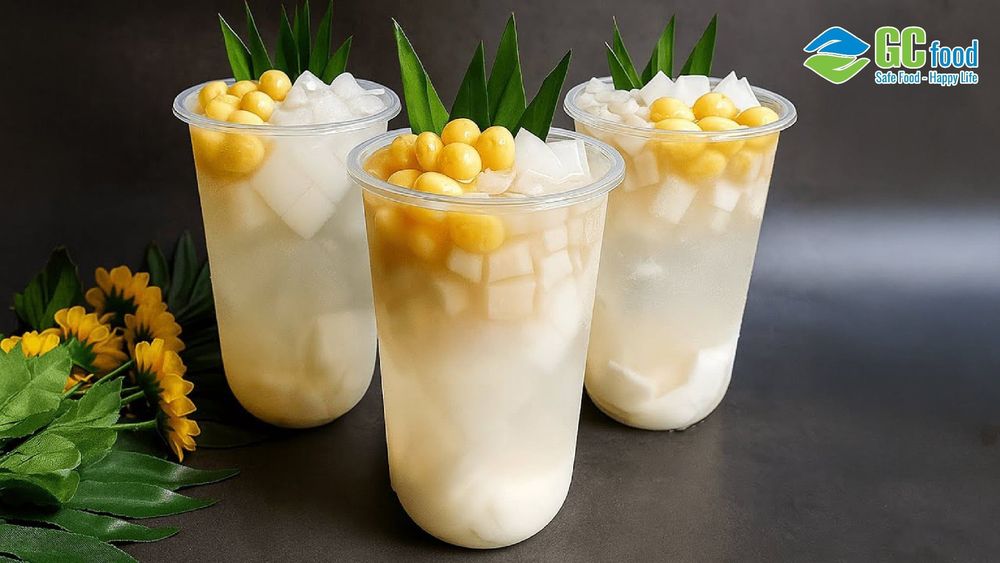 Nước dừa hạt sen uống cùng với topping thạch dừa giúp nhân đôi vị ngon. 