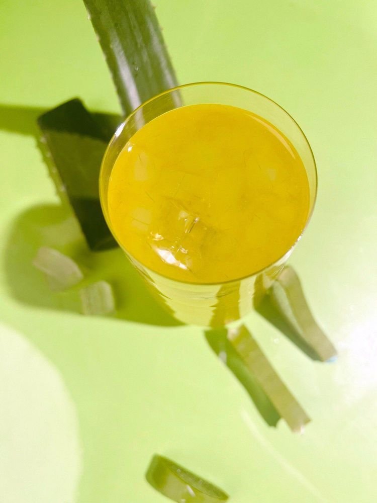 Nước hoa hồng nha đam có tác dụng chăm sóc da hiệu quả mà lại rất dễ làm tại nhà.