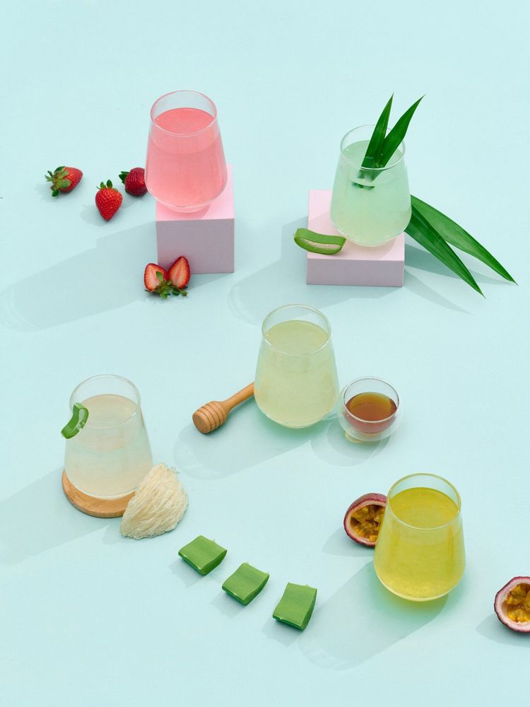 Nếu thích vị lạ miệng hơn, bạn có thể cho thêm hạt chia hoặc hòa chút mật ong, dâu, chanh dây để nước nha đam thêm thơm và hấp dẫn.