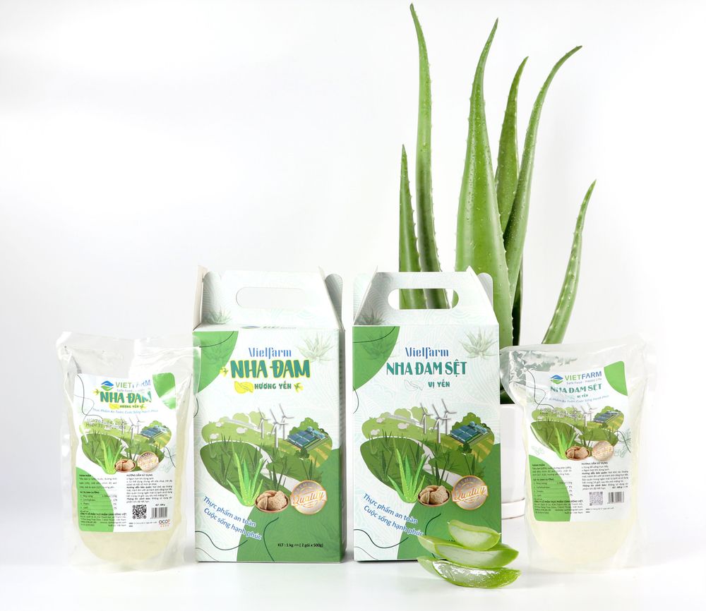 Aloe vera contains various nutrients that support digestion and help soothe inflamed acne.