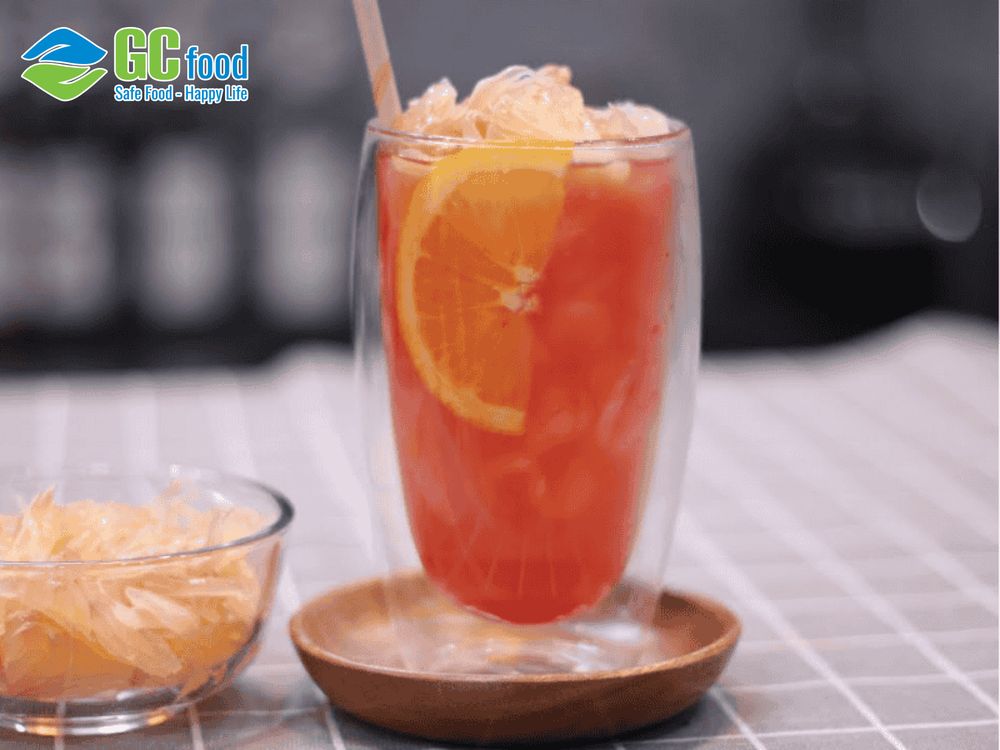 Hương bưởi thơm dịu, chút đắng nhẹ hòa quyện cùng nha đam thanh ngọt tạo nên ly trà bưởi hồng giải nhiệt cực đã