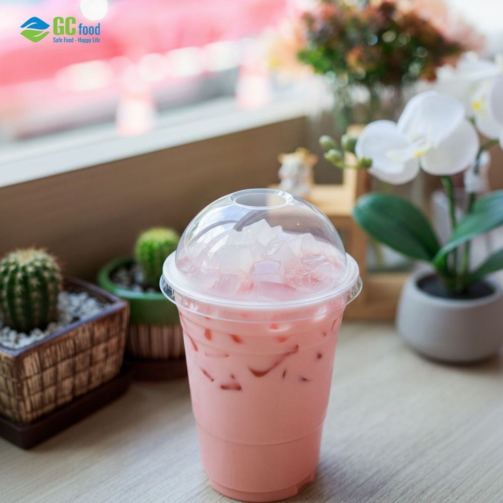 Ly trà sữa dâu tây thạch dừa sẽ có màu hồng và hương dâu đặc trưng.
