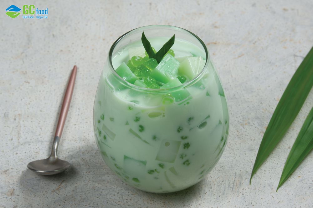 Trà sữa gạo rang thạch matcha có màu sắc đẹp mắt và hương vị cuốn hút.
