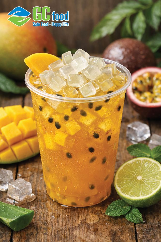 Chỉ với vài nguyên liệu cơ bản, bạn đã có thể làm ngay món trà xoài chanh leo để thưởng thức vào những bữa trưa oi ả. 
