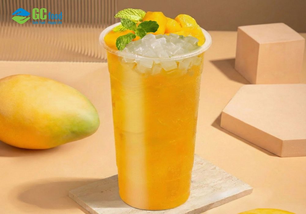 Thưởng thức một ly trà xoài nha đam trong những ngày tiết trời nắng nóng giúp cơ thể giải nhiệt hiệu quả.