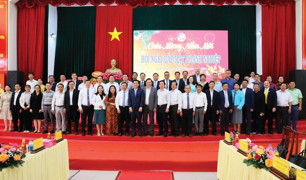 Anh Nguyễn Đức Thuận - Giám đốc VIETFARM nhận Bằng khen của Chủ tịch UBND Tỉnh Ninh Thuận