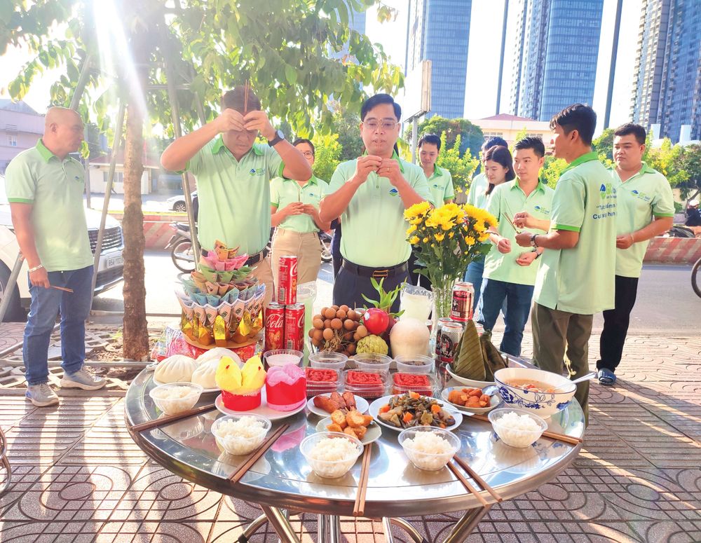 GC Food Chairman gives Tet wishes and lucky money to employees on the first working day of the year