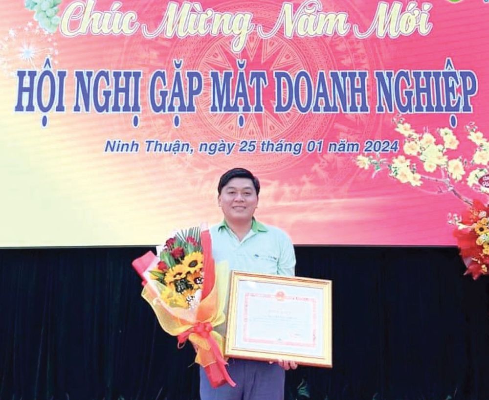 越南 VIETFARM 董事长阮德顺先生荣获宁顺省人民委员会主席颁发的奖状