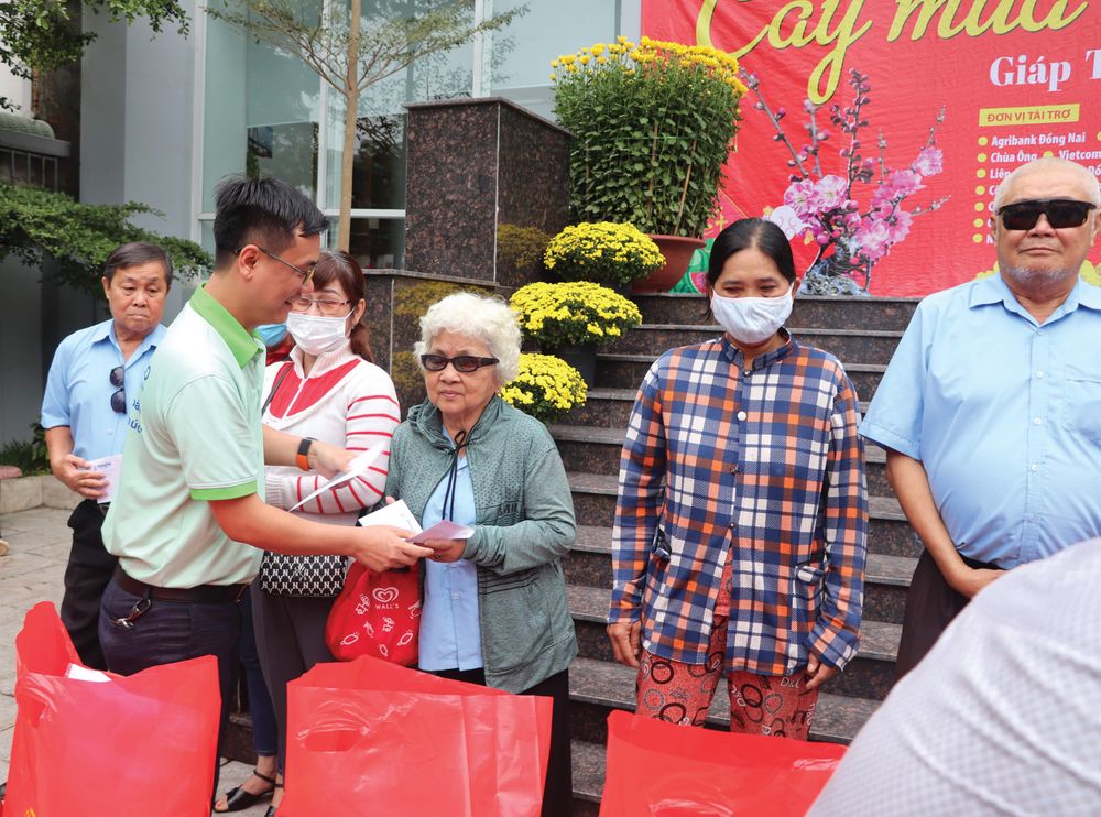 VINACOCO cùng Báo Đồng Nai mang cây mùa xuân đến cho người nghèo