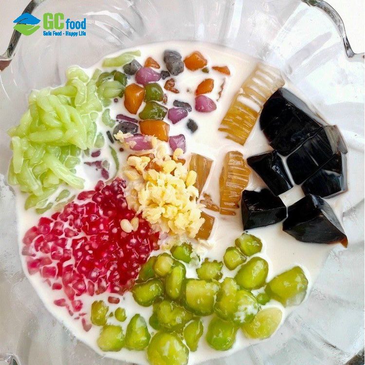 Vietnamese rainbow sweet soup with coconut jelly is very suitable to eat on summer days; it is both delicious and cool, so everyone likes it.