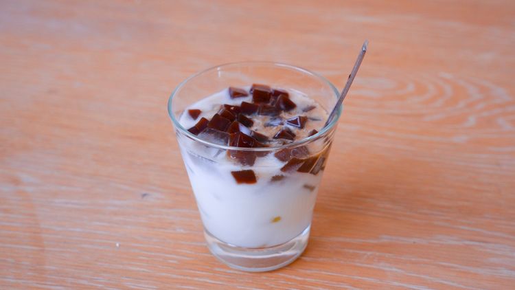 Easy grass jelly with coconut milk and coconut jelly dessert for hot days