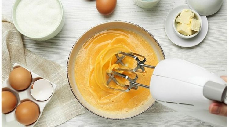 Đánh đến khi các nguyên liệu sánh mịn thì bạn sẽ có một mẻ kem trứng thơm béo.