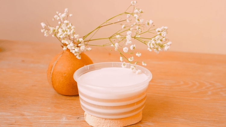 Coconut jelly is a popular snack and very easy to make. Add a little cheese, and the flavor gets even better.
