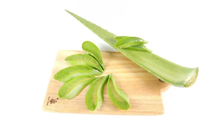 Cách làm nước hoa hồng nha đam tại nhà và lưu ý bảo quản