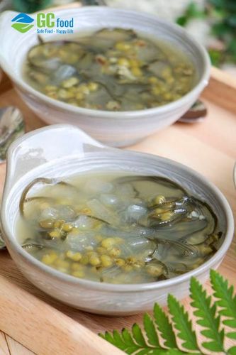 Mung bean and aloe vera dessert soup with seaweed is a popular summer dessert thanks to its effective cooling properties.