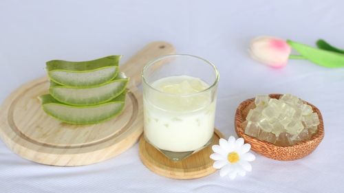 How many calories are in natural aloe vera yogurt?