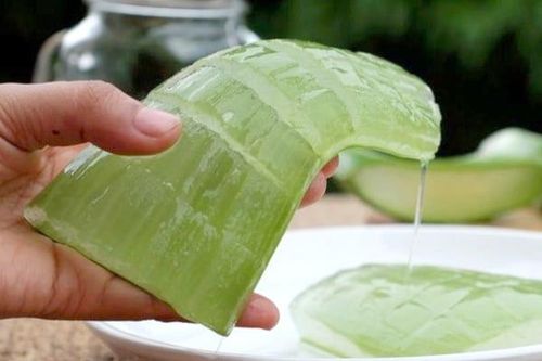 After buying the aloe vera, wash it clean, then use a peeler to remove the two sides and the top skin of the aloe vera.